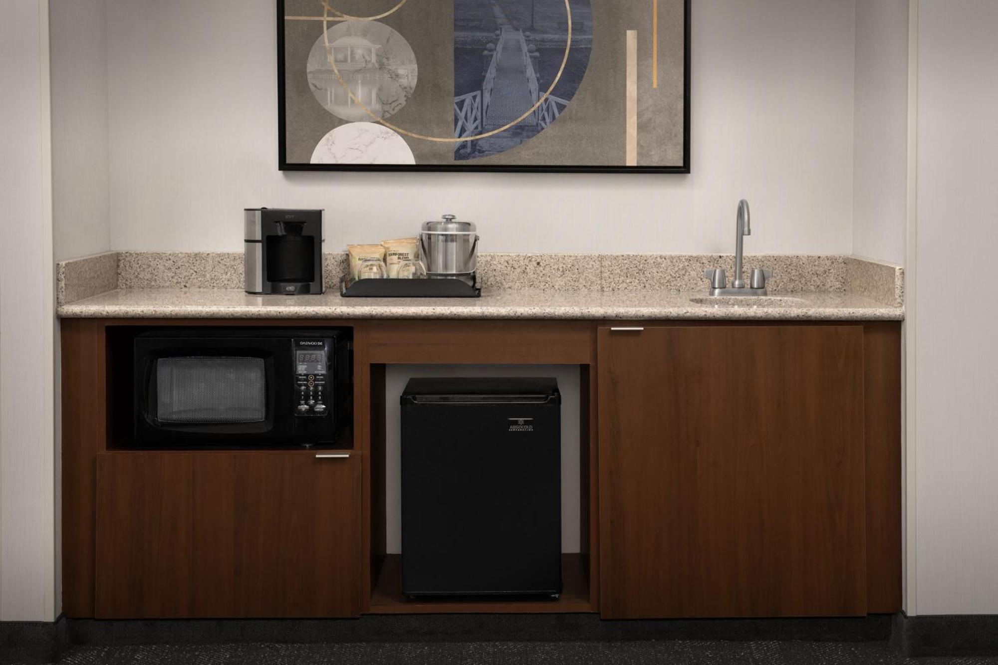 Courtyard By Marriott Syracuse Downtown At Armory Square Hotel Екстериор снимка