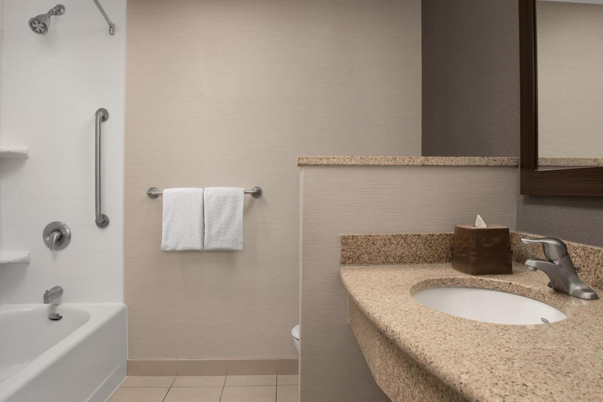 Courtyard By Marriott Syracuse Downtown At Armory Square Hotel Екстериор снимка